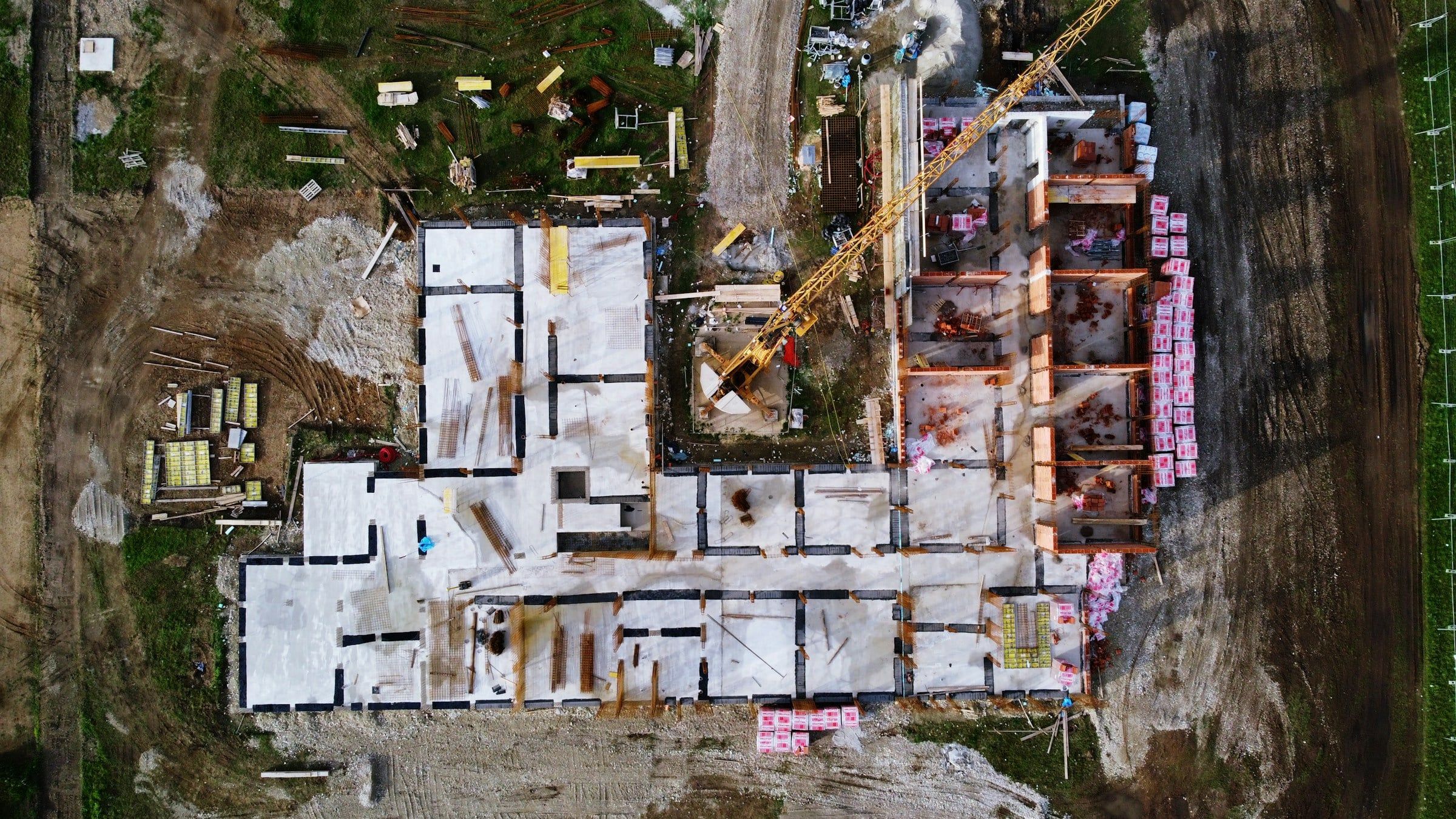 Baustelle mit Fundamenten senkrecht von oben