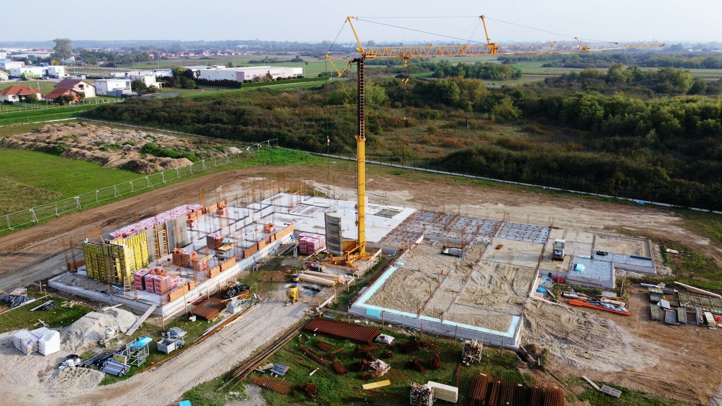 Großbaustelle mit Kran in der Übersicht