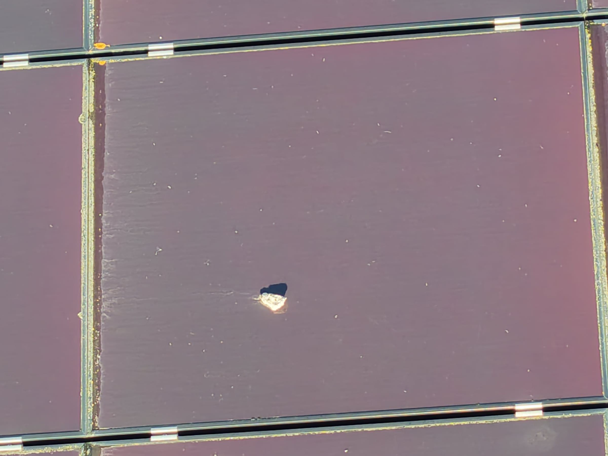 Photovoltaik-Modul von oben mit Verschmutzung auf der Glasfläche