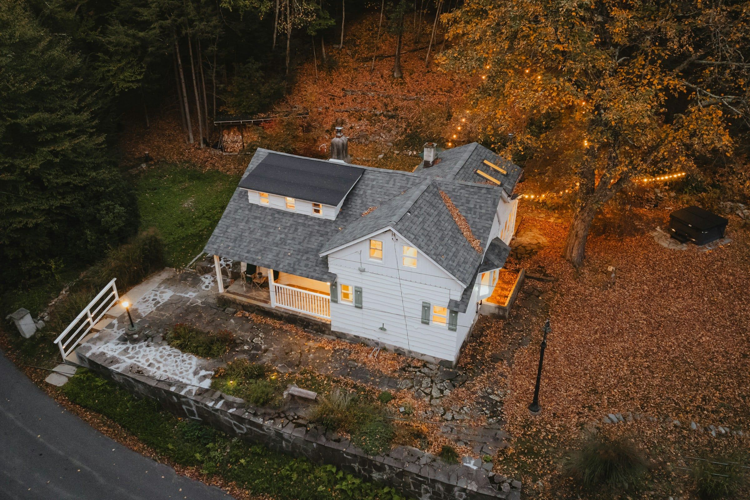 Einfamilienhaus im Herbstwald aus der Luft
