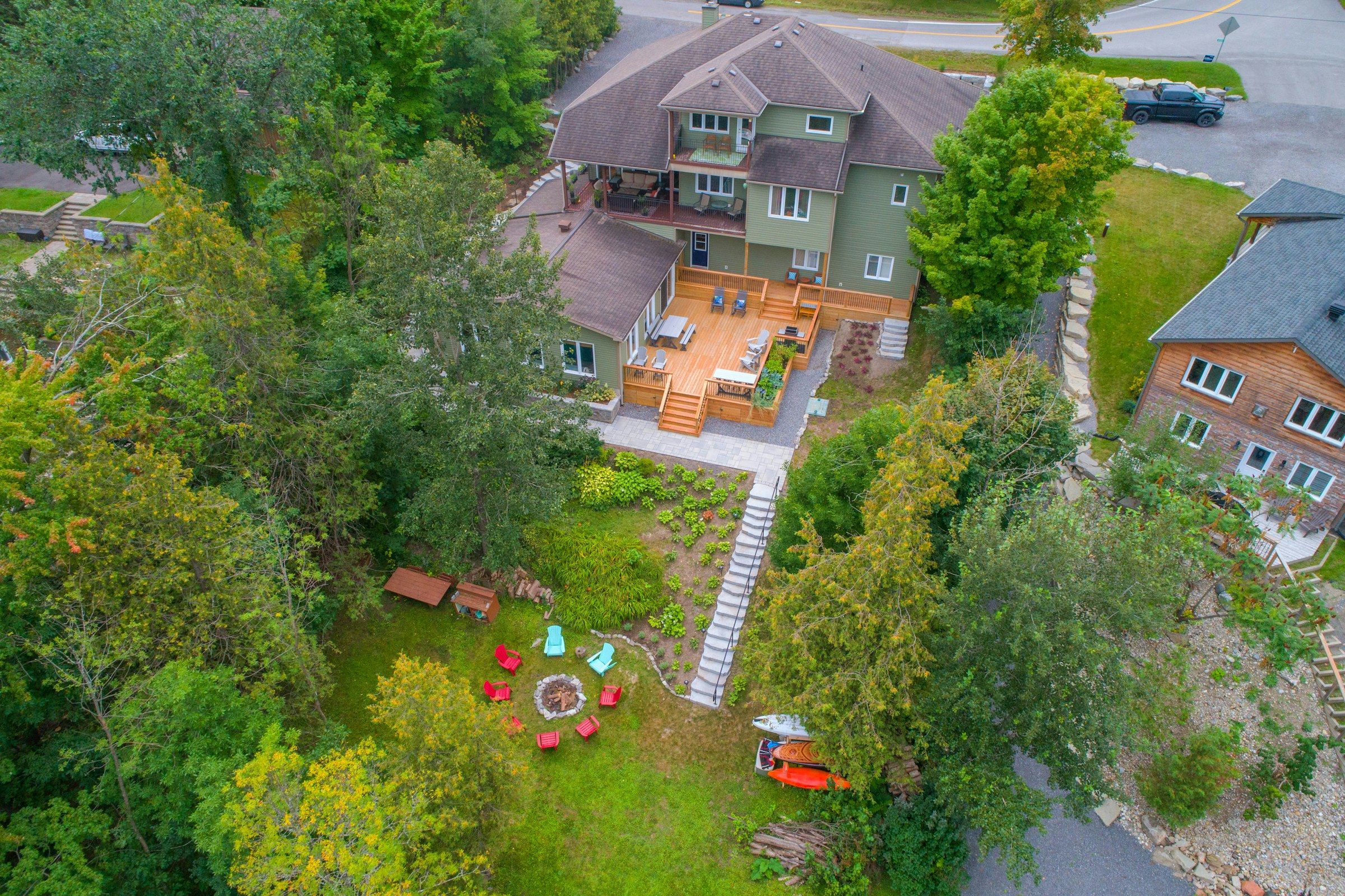 Einfamilienhaus mit Terrasse und Garten schräg von oben
